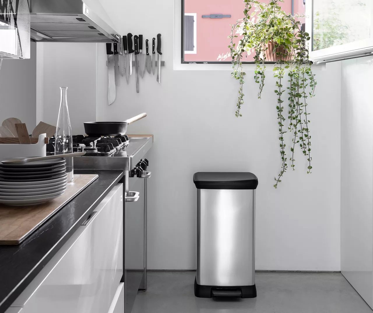 Curver Deco 30-Liter Step-On Wastebasket - Image 7