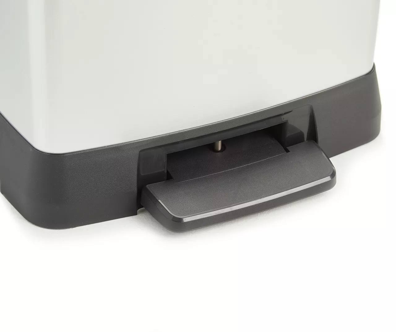 Curver Deco 30-Liter Step-On Wastebasket - Image 5