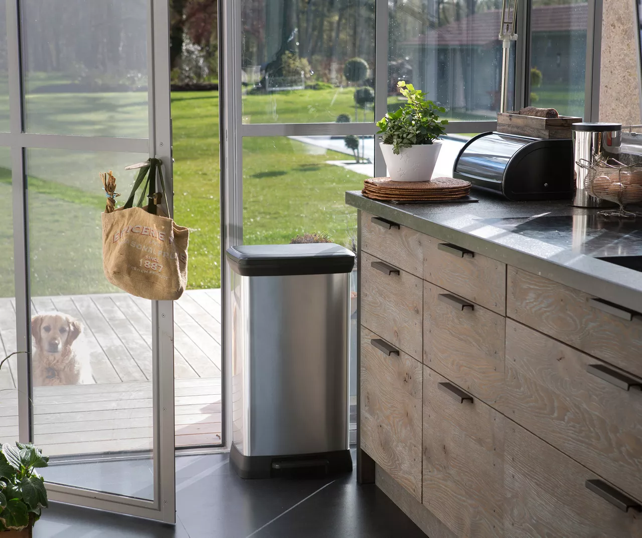 Curver Deco 30-Liter Step-On Wastebasket - Image 6